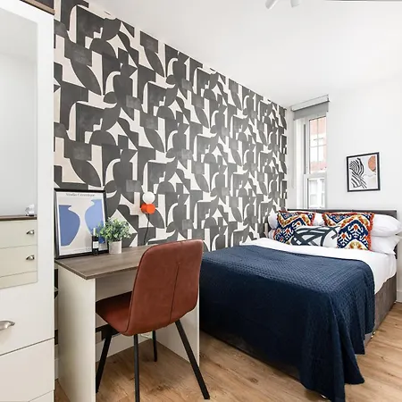 Chic-5bed-5bath-freeparking-by Fabaccommodation Bristol