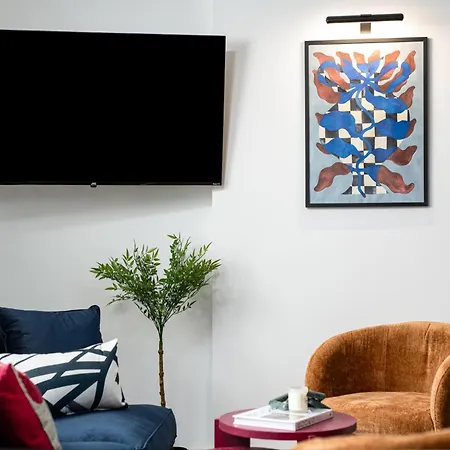 Apartment Chic-5bed-5bath-freeparking-by Fabaccommodation *