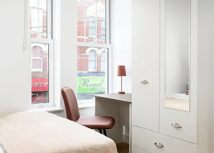 Chic-5bed-5bath-freeparking-by Fabaccommodation *