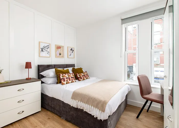 Chic-5bed-5bath-freeparking-by Fabaccommodation *