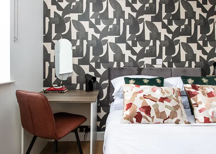 Apartment Chic-5bed-5bath-freeparking-by Fabaccommodation *