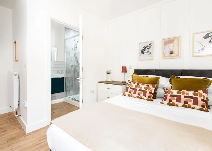 Chic-5bed-5bath-freeparking-by Fabaccommodation * Bristol