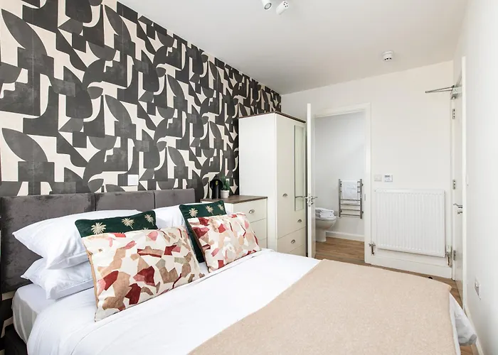 Chic-5bed-5bath-freeparking-by Fabaccommodation Apartment *