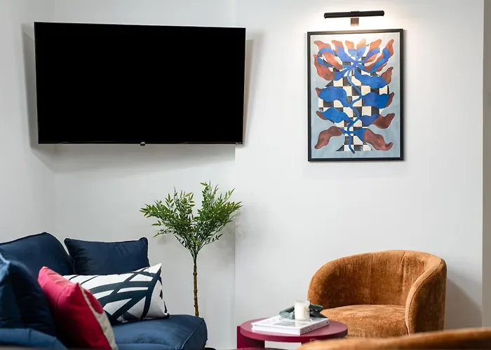 Apartment Chic-5bed-5bath-freeparking-by Fabaccommodation *