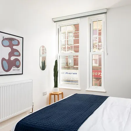 Apartment Chic-5bed-5bath-freeparking-by Fabaccommodation *