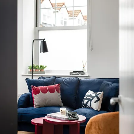 Chic-5bed-5bath-freeparking-by Fabaccommodation Apartment *