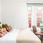Chic-5bed-5bath-freeparking-by Fabaccommodation
