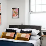 Apartment Chic-5bed-5bath-freeparking-by Fabaccommodation