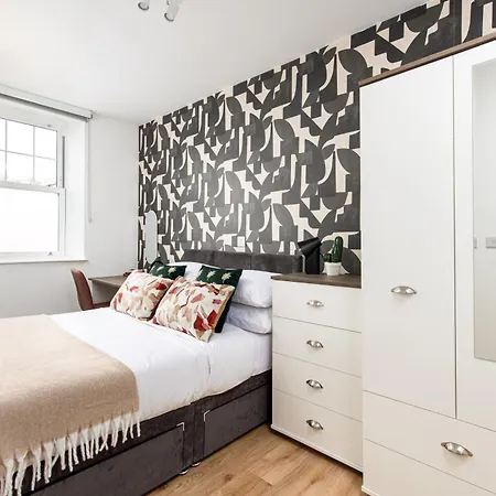 Chic-5bed-5bath-freeparking-by Fabaccommodation Daire *