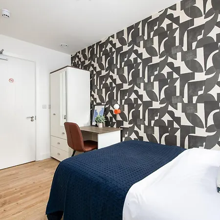 Chic-5bed-5bath-freeparking-by Fabaccommodation Lägenhet Bristol