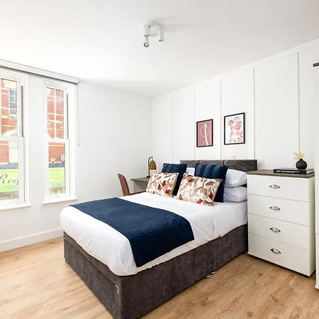 Chic-5bed-5bath-freeparking-by Fabaccommodation Bristol