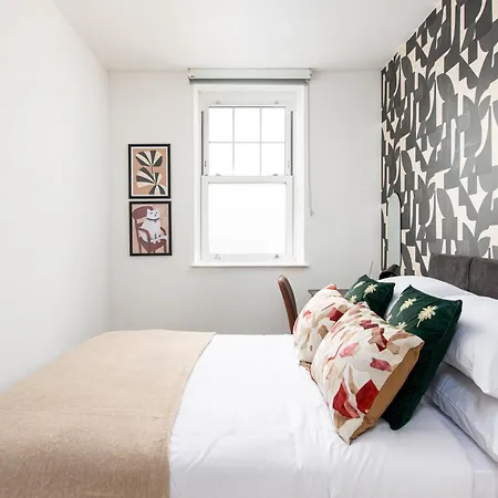 Chic-5bed-5bath-freeparking-by Fabaccommodation Bristol