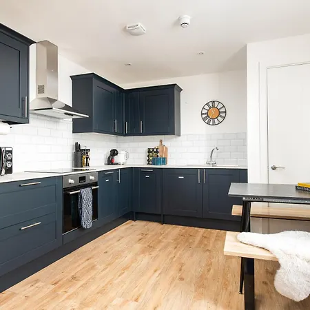 Chic-5bed-5bath-freeparking-by Fabaccommodation Lägenhet