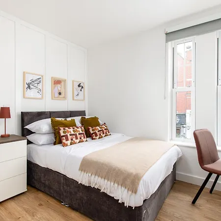 Chic-5bed-5bath-freeparking-by Fabaccommodation *