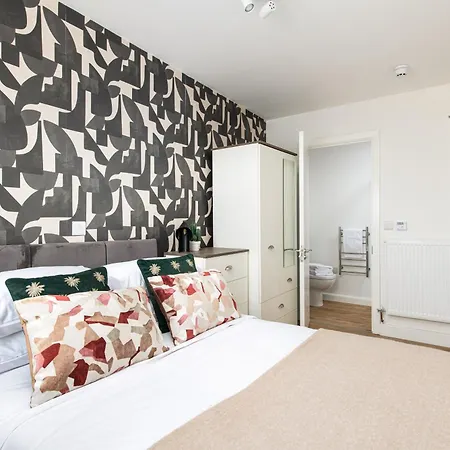 Chic-5bed-5bath-freeparking-by Fabaccommodation Lägenhet *