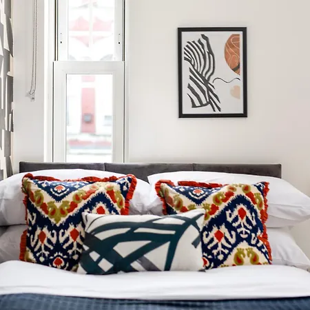 Chic-5bed-5bath-freeparking-by Fabaccommodation Apartamento Bristol