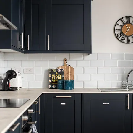 Chic-5bed-5bath-freeparking-by Fabaccommodation Daire *