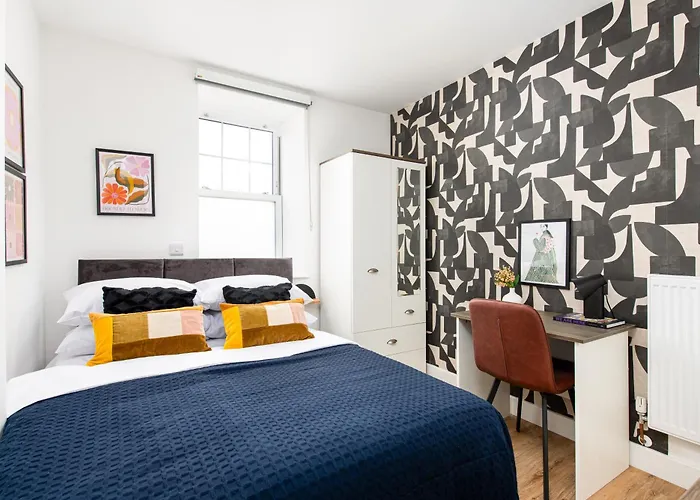 Daire Chic-5bed-5bath-freeparking-by Fabaccommodation Bristol