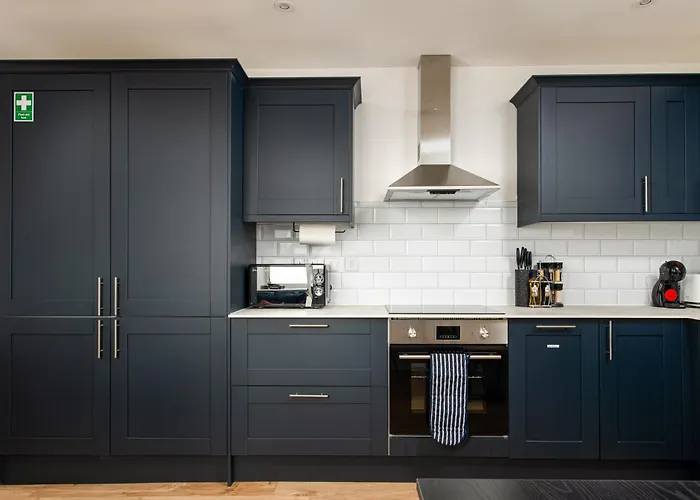 Chic-5bed-5bath-freeparking-by Fabaccommodation * Bristol