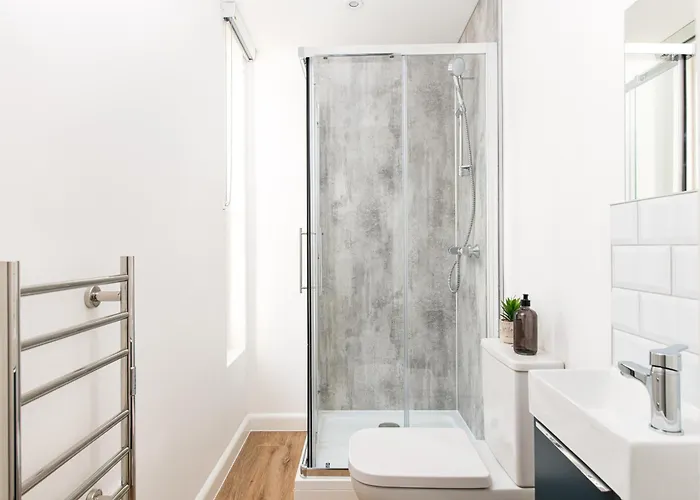 Chic-5bed-5bath-freeparking-by Fabaccommodation