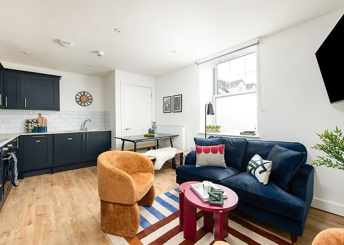 Chic-5bed-5bath-freeparking-by Fabaccommodation *