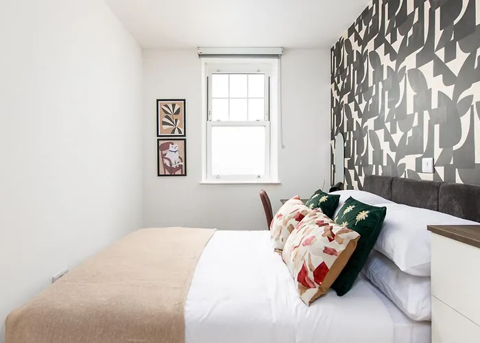 Chic-5bed-5bath-freeparking-by Fabaccommodation Bristol