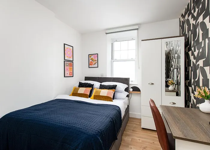 Daire Chic-5bed-5bath-freeparking-by Fabaccommodation Bristol