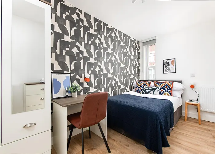 Chic-5bed-5bath-freeparking-by Fabaccommodation Bristol