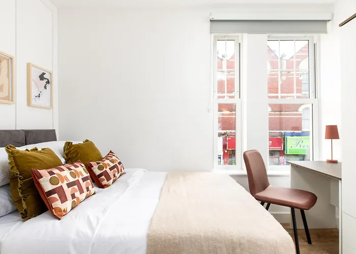 Chic-5bed-5bath-freeparking-by Fabaccommodation