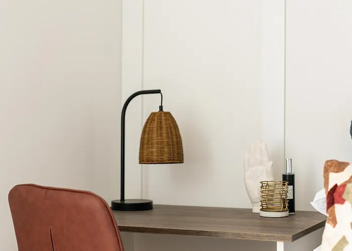 Chic-5bed-5bath-freeparking-by Fabaccommodation Apartamento