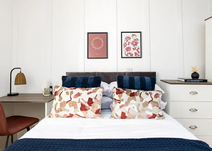 Chic-5bed-5bath-freeparking-by Fabaccommodation *