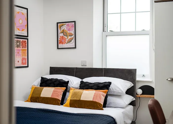 Apartamento Chic-5bed-5bath-freeparking-by Fabaccommodation