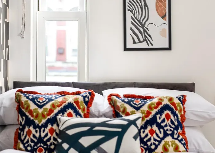 Chic-5bed-5bath-freeparking-by Fabaccommodation Apartamento Bristol