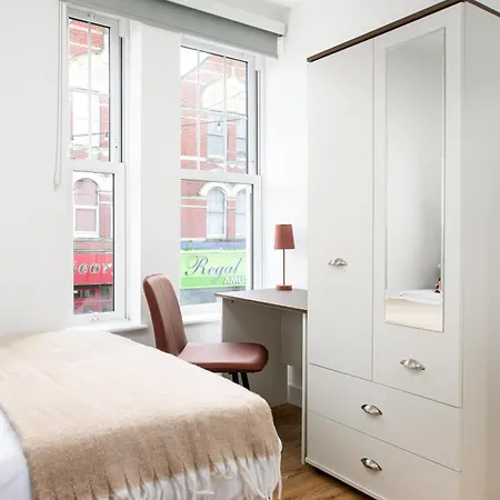 Chic-5bed-5bath-freeparking-by Fabaccommodation *