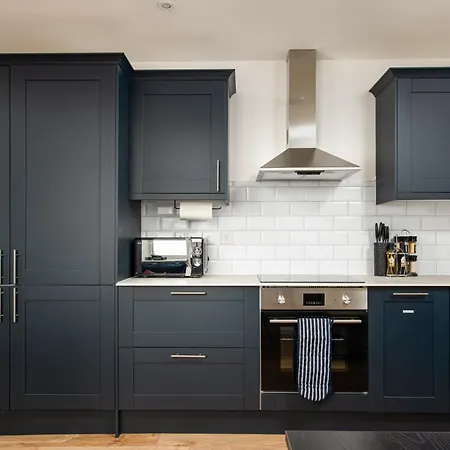 Chic-5bed-5bath-freeparking-by Fabaccommodation * Bristol