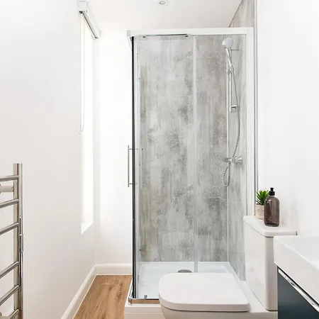 Chic-5bed-5bath-freeparking-by Fabaccommodation