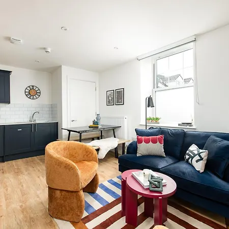 Chic-5bed-5bath-freeparking-by Fabaccommodation *