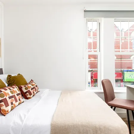 Chic-5bed-5bath-freeparking-by Fabaccommodation