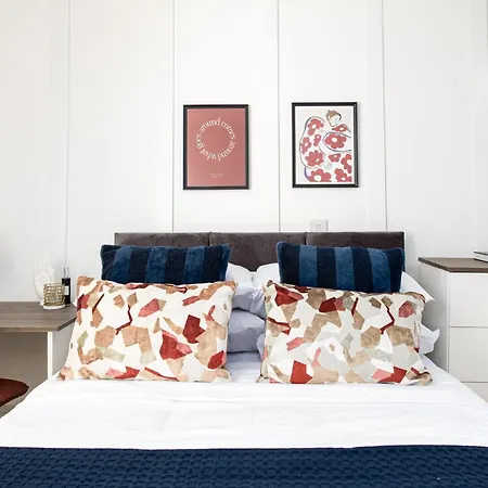 Chic-5bed-5bath-freeparking-by Fabaccommodation *