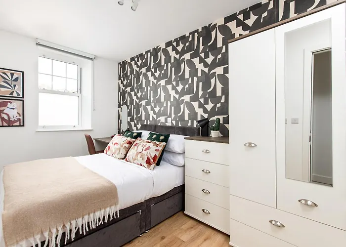 Chic-5bed-5bath-freeparking-by Fabaccommodation شقة *