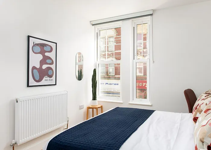 Apartament Chic-5bed-5bath-freeparking-by Fabaccommodation *