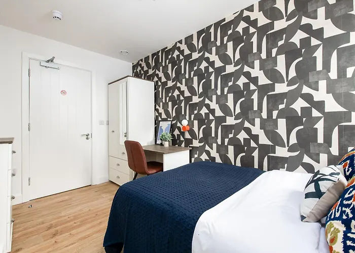 Chic-5bed-5bath-freeparking-by Fabaccommodation Apartament Bristol