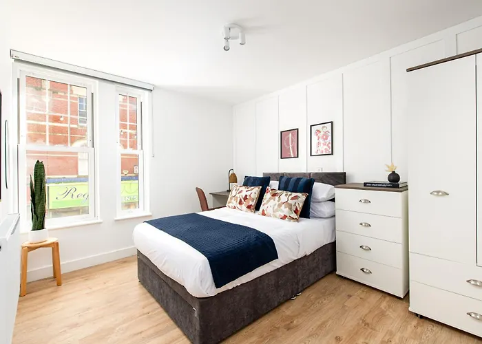 Chic-5bed-5bath-freeparking-by Fabaccommodation Bristol