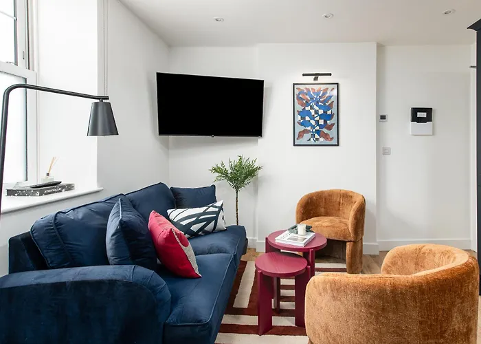 Chic-5bed-5bath-freeparking-by Fabaccommodation * Bristol