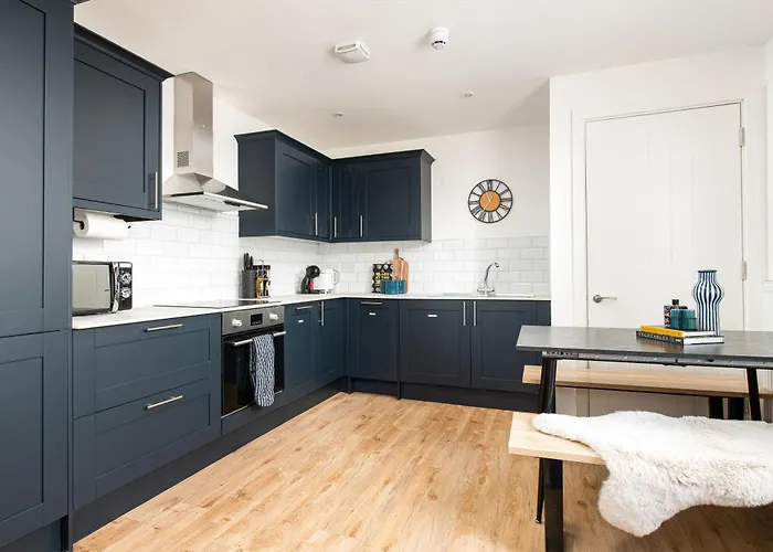 Chic-5bed-5bath-freeparking-by Fabaccommodation Apartament