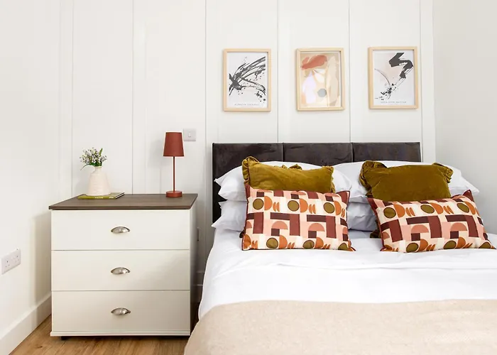 Apartament Chic-5bed-5bath-freeparking-by Fabaccommodation Bristol