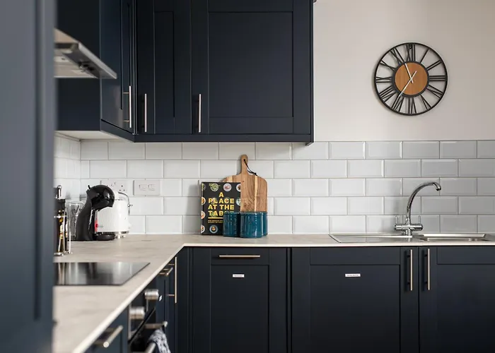 Chic-5bed-5bath-freeparking-by Fabaccommodation Apartament *